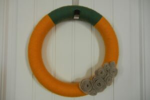 DIY Yarn Wreath With Felt Flowers Tutorial