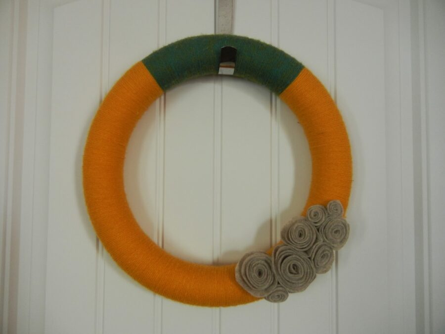 DIY Yarn Wreath With Felt Flowers Tutorial